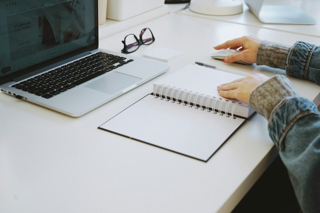 Desk sitting